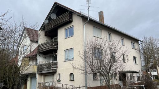 Die Gebäude Rosenstraße 7 und 9 in Mötzingen sollen einem Mehrfamilienhaus weichen, was bei den Anliegern auf Kritik und Widerspruch stößt. Foto: Priestersbach