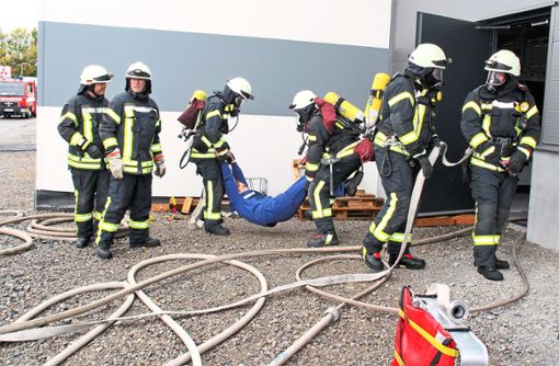 Die Menschenrettung unter Atemschutz stand im Mittelpunkt der Hauptübung der Feuerwehr Dauchingen.   Foto: Preuß Foto: Schwarzwälder Bote