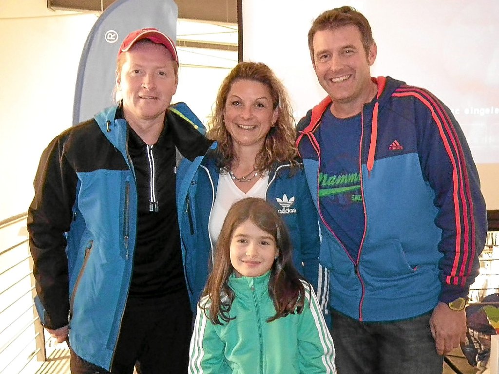 Joey Kelly (links) erzählte von seinen sportlichen Erfahrungen beim 40-jährigen Jubiläum von Intersport Schlegel, den Petra und Stefan Rübsam betreiben. Im Vordergrund Tochter Leoni.  Foto: Stocker