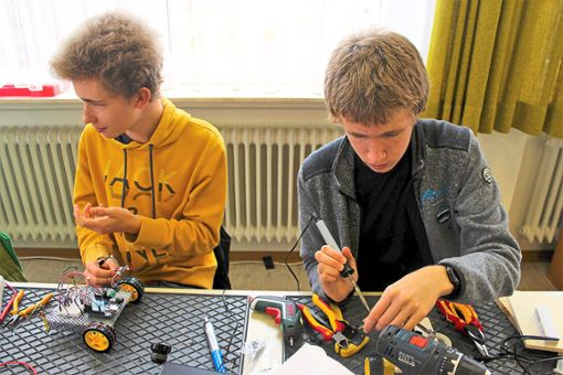 Jugendarbeit ist der Ortsguppe sehr wichtig: Die Anfänger stellen ihr Projekt Selbstfahrende Autos vor.  Foto: Breisinger Foto: Schwarzwälder Bote