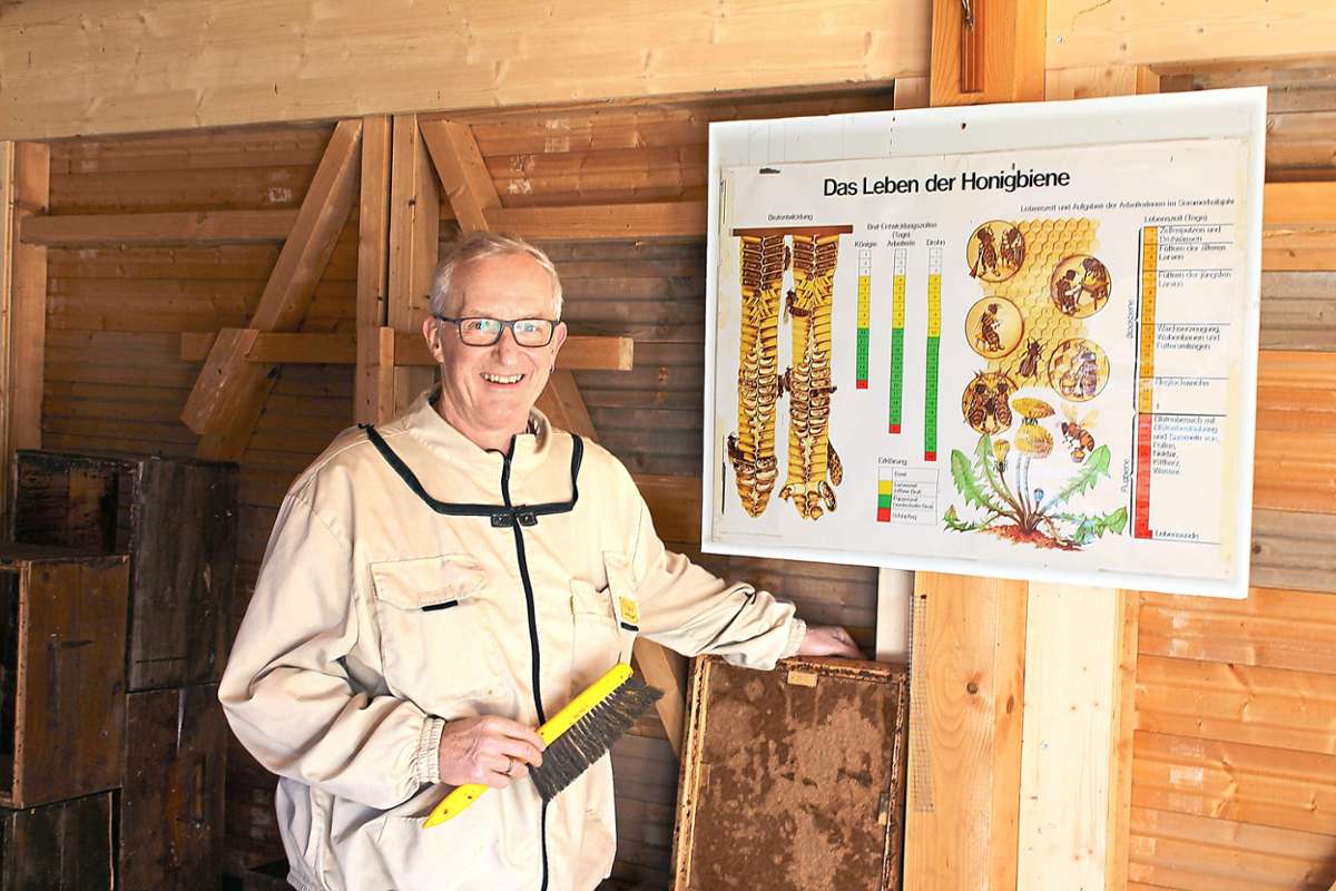 Michael Brüner, kommissarischer Vorsitzender des Imkervereins Baar-West, im Vorraum des Lehrbienenstands im Ried