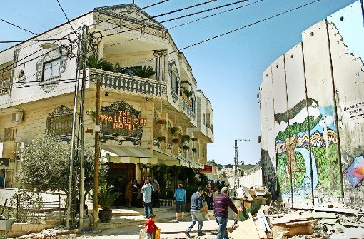 In Bethlehem eröffnet am 20. März das Walled Off Hotel – direkt vor der Betonmauer, die das von Israel besetzte Westjordanland vom palästinensischen Teil Bethlehems trennt. Foto: dpa