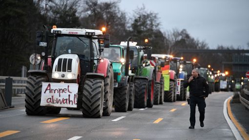 Traktoren stehen Anfang Februar  auf einer Straße in der Nähe des Frankfurter Flughafens. Foto: dpa/Ardavan Safari