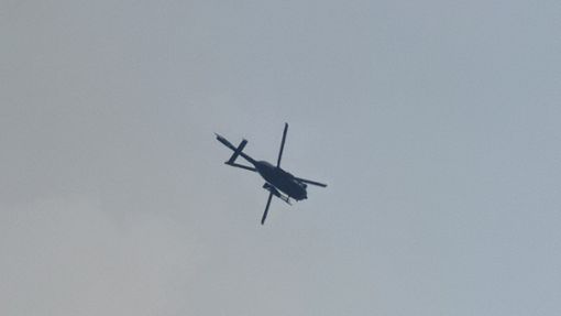 Für eine ganze Weile war der Hubschrauber der Bundespolizei über Freudenstadt zu beobachten. Foto: Ortmann
