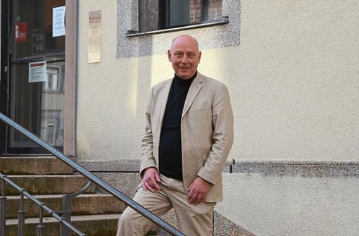 Erwin Feucht auf den Treppen des Balinger Rathauses. Foto: Reich