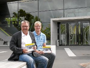 172 Seiten umfasst der Kulturkalender 2011/2012, den Ulrich Klingler (links) und Jörn de Haan stolz präsentieren. Foto: Schnurr