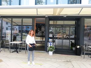 Die Gastronomin Geatana Arlotti vor ihrem neuen Eiscafé am Marktplatz. Foto: Meene