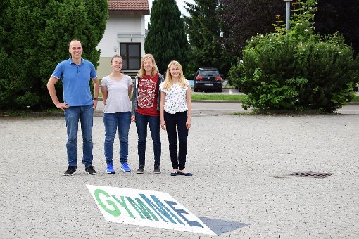 Das Bild zeigt das GymMe-Logo als CamCarpet, von der Eingangstreppe des Gymnasiums aus gesehen, Mathematiklehrer Arne Jessen und drei beteilige Schülerinnen.  Foto: Haug Foto: Schwarzwälder-Bote