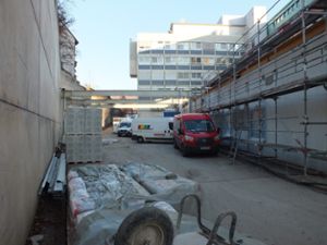 Die Bauarbeiten an der Zentralen Notaufnahme am Zollernalb-Klinikum in Albstadt gehen voran. Sie soll  bis März 2021 fertig sein. Foto: Roth