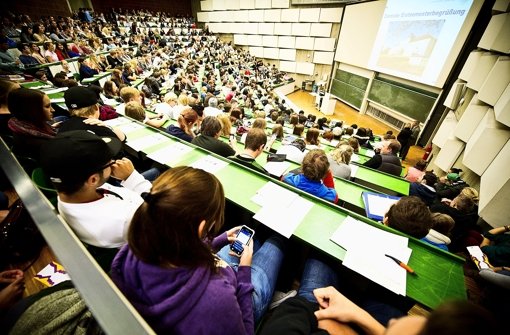 Studenten sitzen in einem Hörsaal der Universität Hohenheim. Künftig werden die Agrarwissenschaftler wieder nach dem deutschen System benotet. Foto: Max Kovalenko/PPF