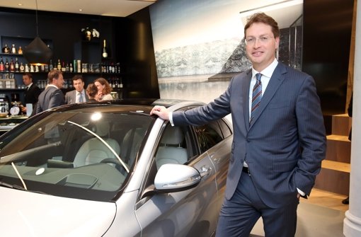 Der künftige Daimler-Forschungschef Ola Källenius posiert in Hamburg vor einer neuen C-Klasse Foto: dpa