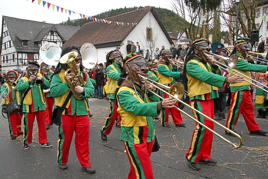 Rastafari auf hohenzollerisch: Die FleggaZoddler beim Dettinger Umzug im Jamaika-Outfit.  Foto: Henger