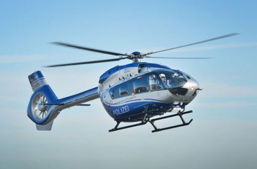 Mit einem Hubschrauber fahndet die Polizei derzeit nach einem Unbekannten, der eine Joggerin nahe Frommern angegriffen haben soll (Symbolbild). Foto: dpa
