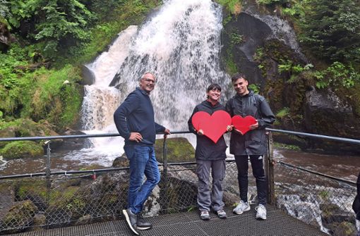 Nikolaus Arnold (von links) und das spanische Pärchen Maria Martin und Arturo Abril spüren die Liebe an den Triberger Wasserfällen. Foto: Veronika Davydenko