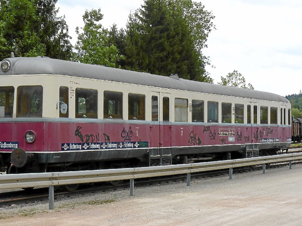 Schmierereien in großem Stil in Zollhaus: Auch der VT 3-Triebwagen der Sauschwänzlebahn wurde besprüht.