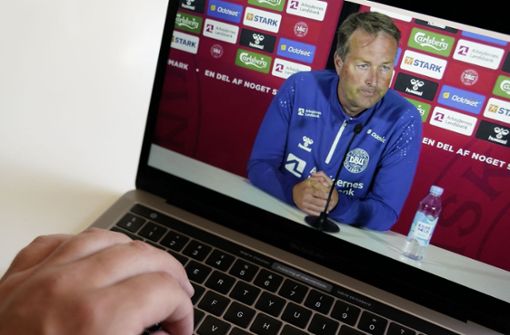 Dänemarks Nationaltrainer Kasper Hjulmand spricht über das Drama um seinen Spieler Christian Eriksen. Foto: AFP/Mads Claus Rasmussen