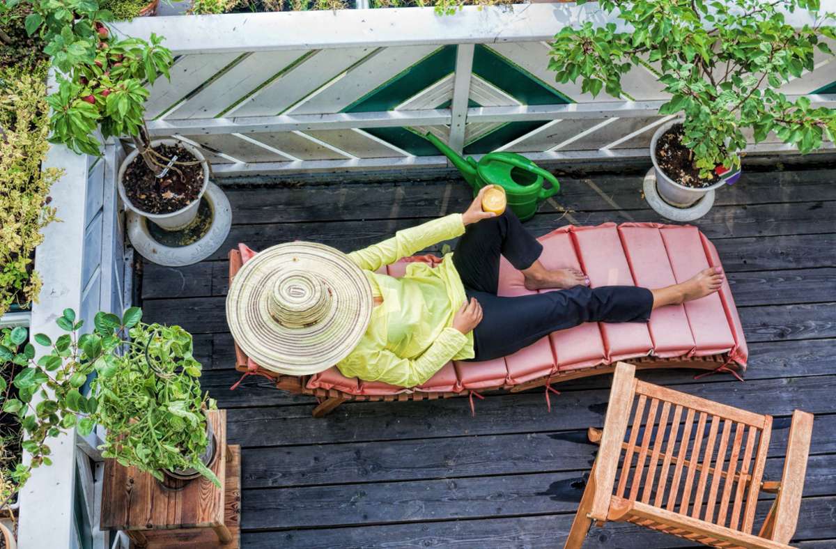 Relaxen auf dem eigenen Balkon, aber keine Lust auf aufwendige Gartenarbeit? Mit unseren Tipps gelingt das. (Symbolbild) Foto: ArTo/stock.adobe.com