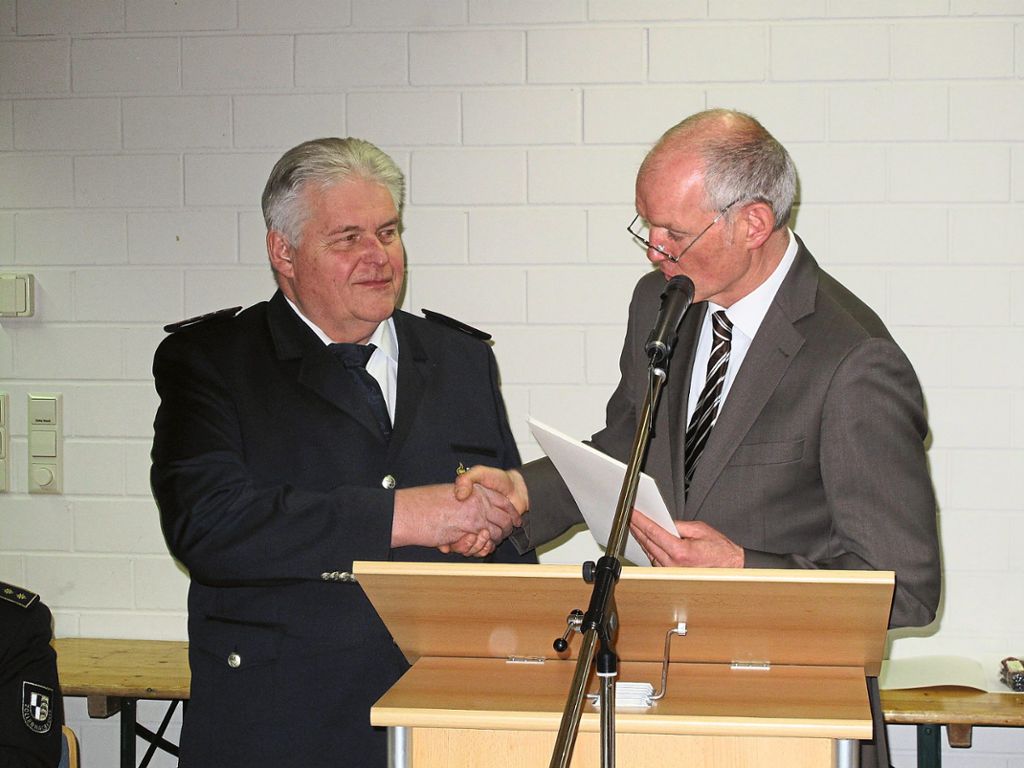 Bürgermeister Michael Maier (rechts) ernennt Heinz Rieber zum Ehrenkommandanten.  Fotos: Gauggel