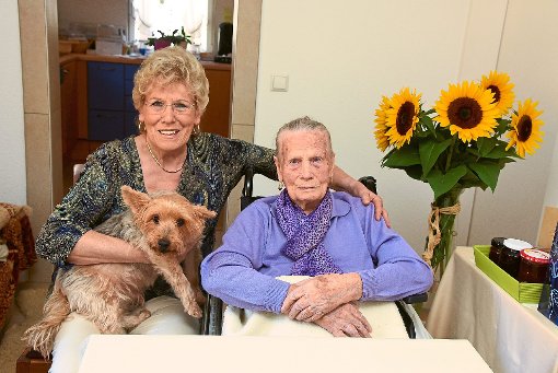 Eugenie Pfeiffer (rechts) in Lützenhardt ist 105 Jahre alt geworden. Sie ist die älteste Einwohnerin in der Gemeinde Waldachtal. Tochter Ingeborg  sorgt sich um ihre Mutter. Yorkshire-Rüde Timmy ist der treue Freund der Jubilarin. Foto: Maier Foto: Schwarzwälder-Bote