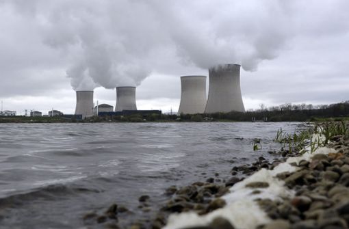 Das Atomkraftwerk Cattenom an der Mosel hat vier Kühltürme. Foto: dpa/Christophe Karaba