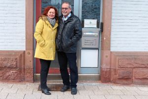 Das Ehepaar Tania und Ulrich Wagner vor dem Eingang der früheren Villa Elisabeth. Die Investoren wollen dort neue Wohnungen bauen.   Foto: Bechtle Foto: Schwarzwälder Bote