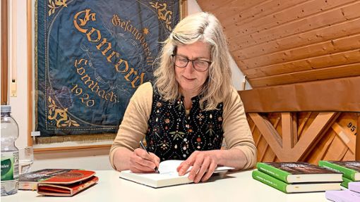 Annette Rieger signiert in Lombach ihr Buch„Der Walder vom Schwarzwald“ über Walter Trefz. Foto: Christiane Frey