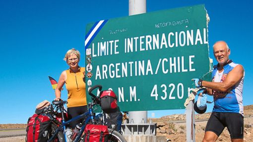 Verena und Helmut Wider waren in den vergangenen Jahren mit dem Fahrrad in der ganzen Welt unterwegs. Im Dezember 2011 beispielsweise am Grenzübergang von Argentinien nach Chile in den Anden auf einer Höhe von 4320 Metern. Foto: Familie Wider