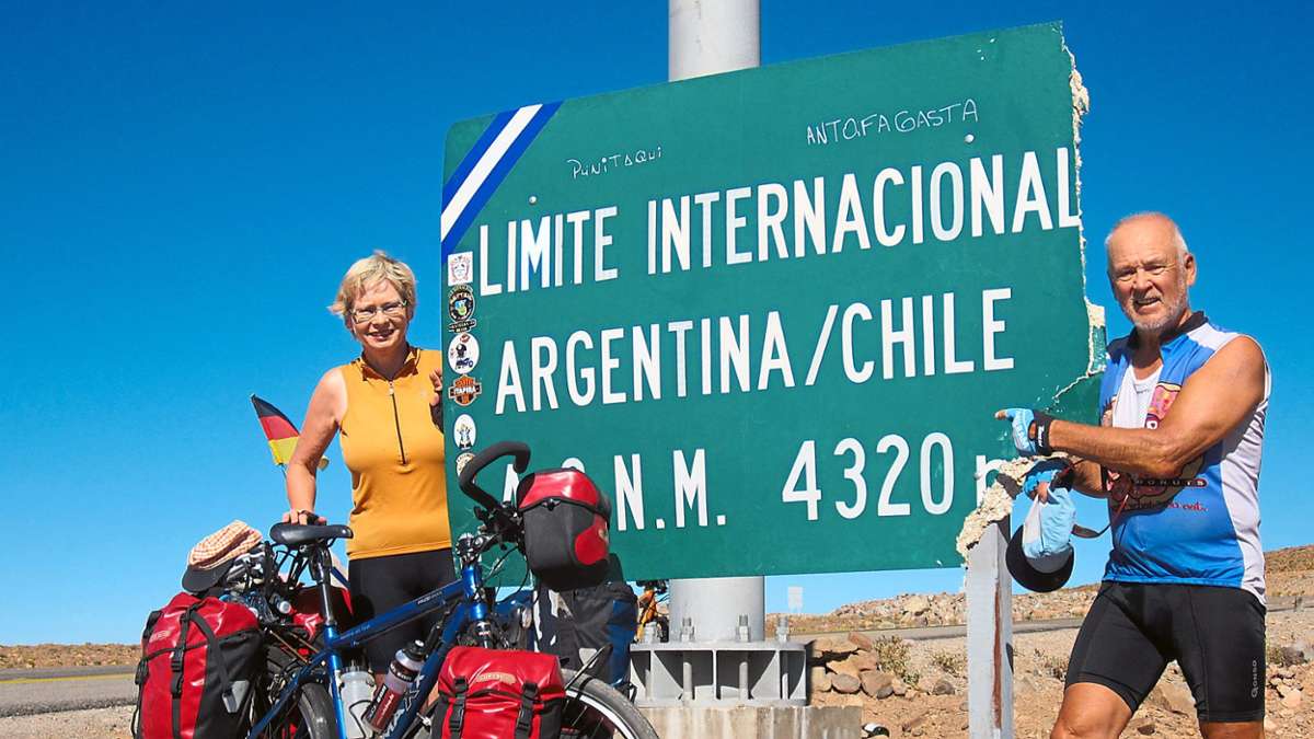 Verena und Helmut Wider waren in den vergangenen Jahren mit dem Fahrrad in der ganzen Welt unterwegs. Im Dezember 2011 beispielsweise am Grenzübergang von Argentinien nach Chile in den Anden auf einer Höhe von 4320 Metern.