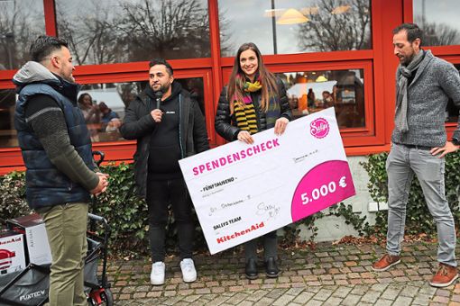 Einen Scheck über 5000 Euro hat Sally für die Jugendarbeit des SV Dotternhausen überreicht. Foto: Schatz