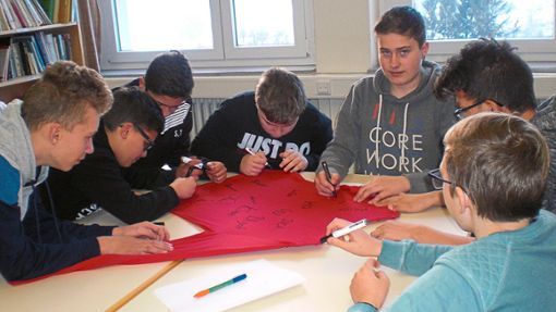 Die Siebtklässler beschriften ein T-Shirt mit Schimpfwörtern aus ihrer Schülersprache.  Foto: Rösch-Isak Foto: Schwarzwälder Bote