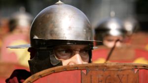 Römische Legionäre verbergen sich in dieser nachgestellten Szene hinter ihrem Schild, dem sogenannten „scutum“, und erwarten den Angriff ihrer Feinde. Foto: Imago/Cola Images/stock&people