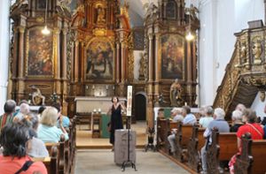 Karin Marie Lilie erklärte den rund 30 Teilnehmern an der Führung im Kloster Kirchberg die Besonderheiten der Johanniskirche. Foto: Steinmetz