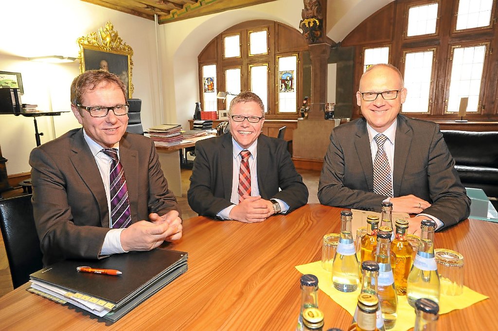 Den neuen Leiter des Kulturamts, Marco Schaffert (Mitte), präsentieren Bürgermeister Werner Guhl (links) und Oberbürgermeister Ralf Broß gestern.  Foto: Nädele