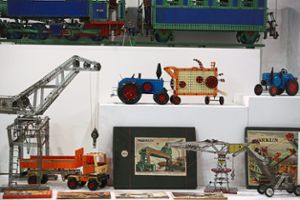 Kräne, Lastwagen, Traktor: Auch diese Spielzeugfahrzeuge aus Metall sind Teil der neuen Ausstellung in der Balinger Zehntscheuer. Foto: Maier