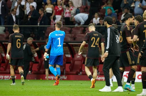 Die deutschen Spieler gehen nach dem Spiel gegen Polen (0:1) abermals genickt vom Platz. Foto: imago//Stephanie Zerb
