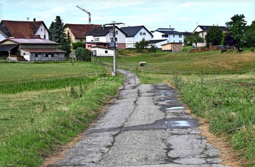 Für die künftige Sanierung der Wege und Straßen schlägt Bösingens Bürgermeister Peter Schuster die Erstellung eines Generalplans vor. Der Feldweg zum Marzeller Hof (Bild) dürfte darin auch enthalten sein. Foto: Weisser