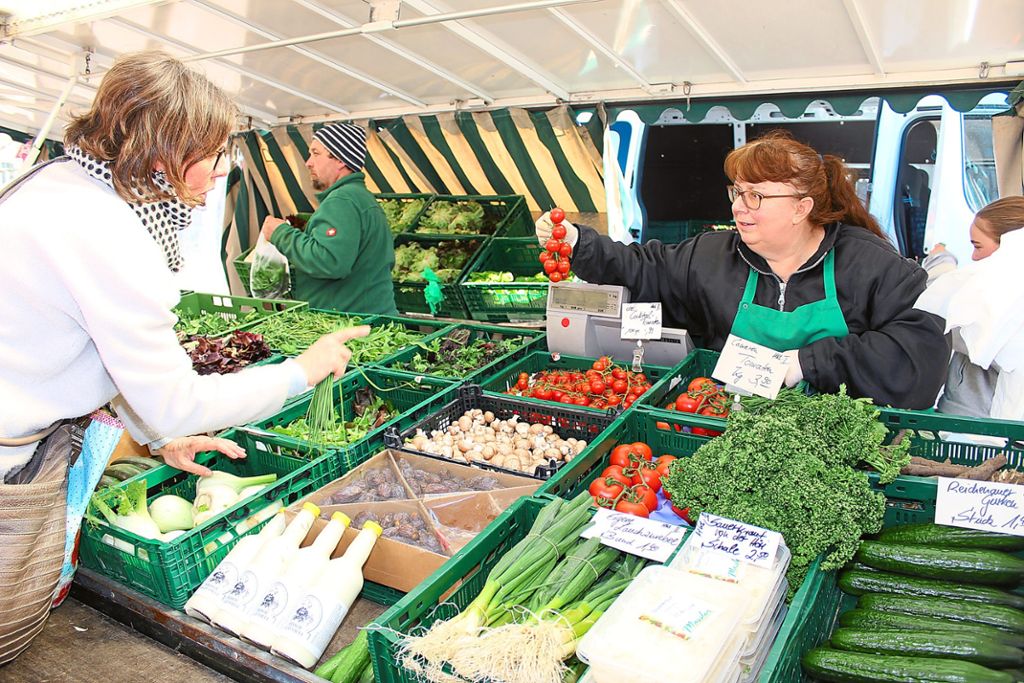 Claudia Barwig von Gemüsebau Glaser präsentiert einer Kundin auf dem Mittwochsmarkt das frische Gemüse von der Höri am Bodensee.
