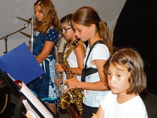 Ihren Auftritt meisterten (von links) Leonie und Luana (Querflöte), Carolin (Saxofon) und Tabea (Blockflöte).  Foto: Lendle Foto: Schwarzwälder-Bote