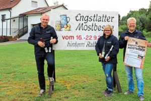 Mostbesenzeit in Engstlatt (von links): Rainer Schmidt, Silke Koch und Eugen Renz sorgen für die Organisation.  Foto: Wahl Foto: Schwarzwälder-Bote