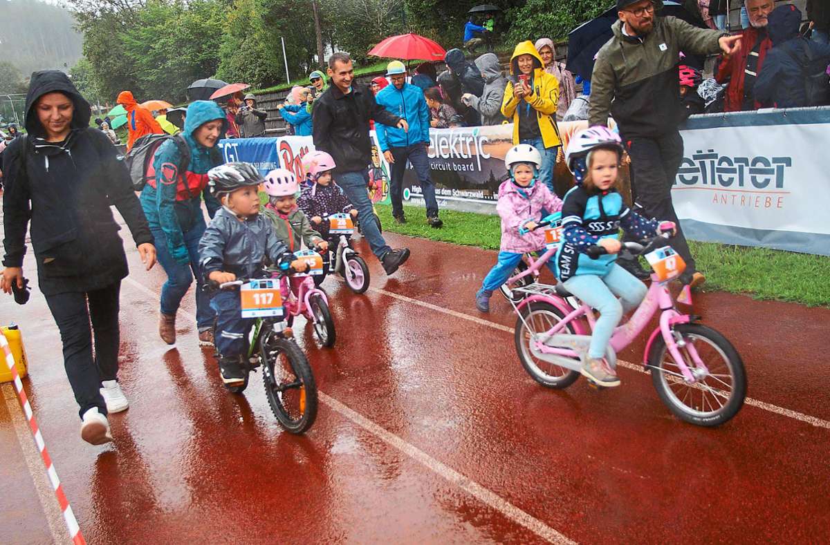 Trotz Regen sind die jüngsten Teilnehmer auf Laufrad und Fahrrad mit Begeisterung dabei. Foto: Heimpel