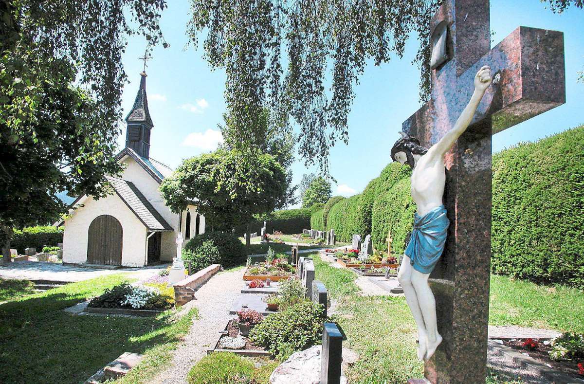 Auf dem Friedhof in Schönenbach soll eine Urnenwand entstehen. (Archivfoto) Foto: Liebau