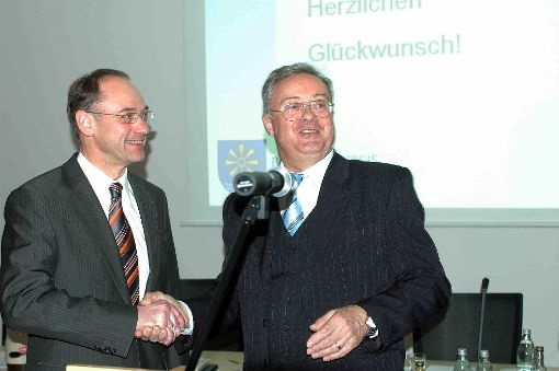 Am 9. Februar 2007 wurde der Donaueschinger Lothar Wölfle (links) mit 40 von 62 Stimmen zum Landrat des Bodenseekreises gewählt und übernahm im Mai das Amt von seinem Vorgänger Siegfried Tann, der 22 Jahre amtierte. Archivfoto: Lancé Foto: Schwarzwälder-Bote