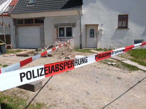 Die Polizei sperrte das Gebiet um das Haus weiträumig ab. Auch heute ist der Tatort nicht zugänglich. Foto: Palik