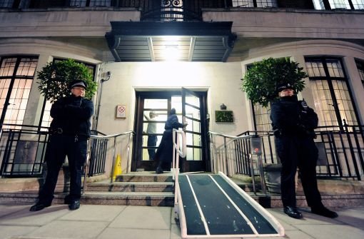 Wachen stehen vor dem King Edward VII Hospital in London, in dem sich Herzogin Kate hat behandeln lassen. Nach einem Juxanruf eines australischen Radiosenders in der Klinik, der an eine Krankenschwester durchgestellt wurde, ist die Frau unerwartet verstorben. Foto: dpa