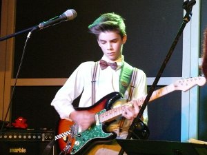 Er ist gerade mal 13 Jahre alt und verzaubert mit seinen Gitarrenkünsten und der Band Silent Fox das Publikum: Severin Sailer aus Rottweil.  Foto: von Stamm