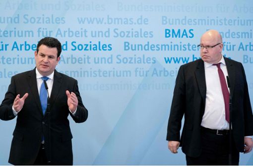 SPD-Arbeitsminister Hubertus Heil (links) mahnt CDU-Wirtschaftsminister Peter Altmaier, die Auszahlung der Corona-Hilfen zu beschleunigen. Foto: AFP/KAY NIETFELD