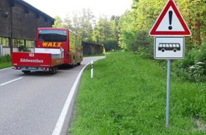 Zwar keine Geschwindigkeitsbeschränkung, dafür aber zwei Gefahrstelle-Schilder als Hinweise auf die schlecht einsehbare Bushaltestelle gibt es seit kurzer Zeit beim Lautenhof. Foto: Ziegelbauer (Archiv)