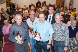 Bürgermeister Thomas Schenk (hinten)  dankte Willy Schoch (von rechts),   Werner Sum, Bernd Wöhrle und Hermann Kaufmann.   Foto: Schmidtke Foto: Schwarzwälder-Bote