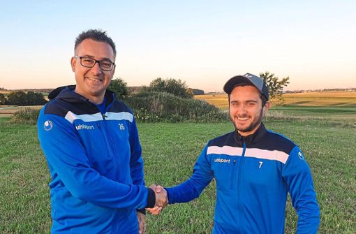 Auf gute Zusammenarbeit: Sven Pfau (links), Vorstand Sport bei der SG Fluorn I/Winzeln II, und der neue Coach Jens Jerger Quelle: Unbekannt