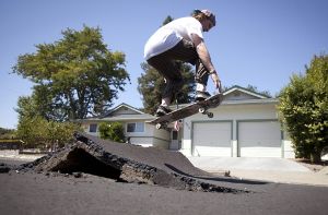 Ein Traum für Skateboarder: Die Straßen-Schäden nach dem Erdbeben in San Francisco. Foto: dpa
